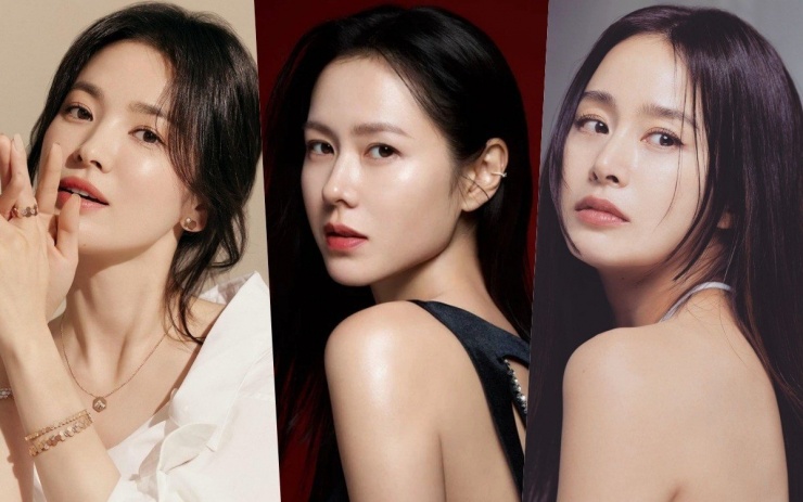 Dù K-Biz liên tục có thế hệ người đẹp mới xuất hiện, Song Hye Kyo, Kim Tae Hee và Son Ye Jin vẫn là những nữ thần sắc đẹp trong lòng khán giả. Cả ba đều có nhan sắc đẹp tự nhiên, mỗi người thu hút một kiểu và bao năm rồi vẫn là sao hạng A dù không còn đóng phim nhiều như xưa.