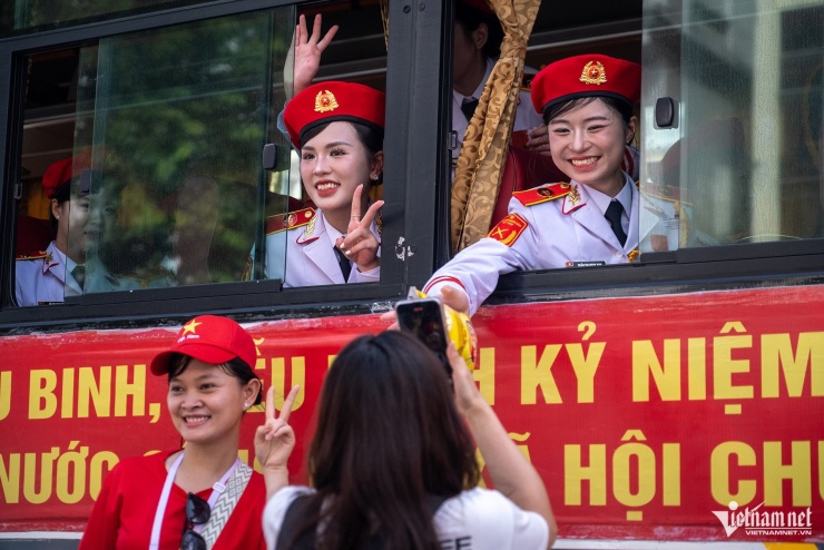 Các nữ quân nhân trong đội Quân nhạc chia tay người dân sau phần diễu binh trên phố ngày 2/9. Ảnh: Mạnh Hùng