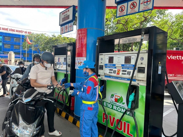Nhiều người dân bắt đầu trải nghiệm sử dụng xăng E10.