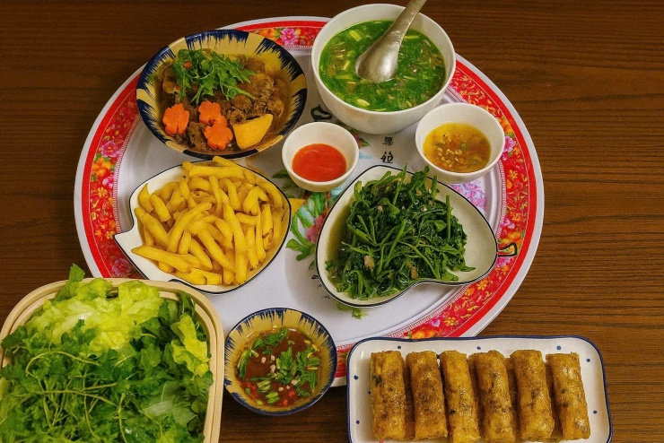 Mâm cơm gia đình mùa thu giúp phòng ngừa cảm lạnh.