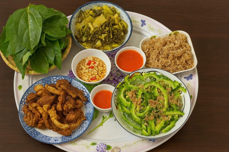 Mâm cơm mùa thu với rau xanh.