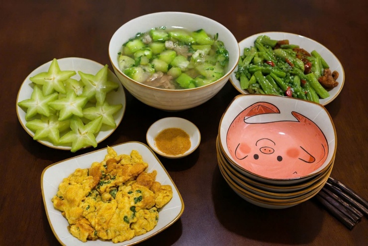 Bữa cơm gia đình mùa thu đầy đủ dinh dưỡng.
