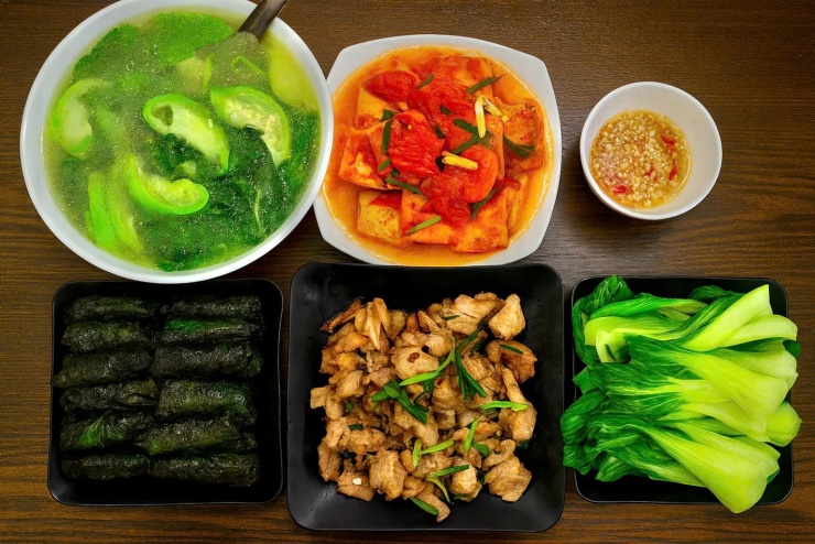 Mâm cơm gia đình mùa thu giàu đạm để tăng cơ bắp.