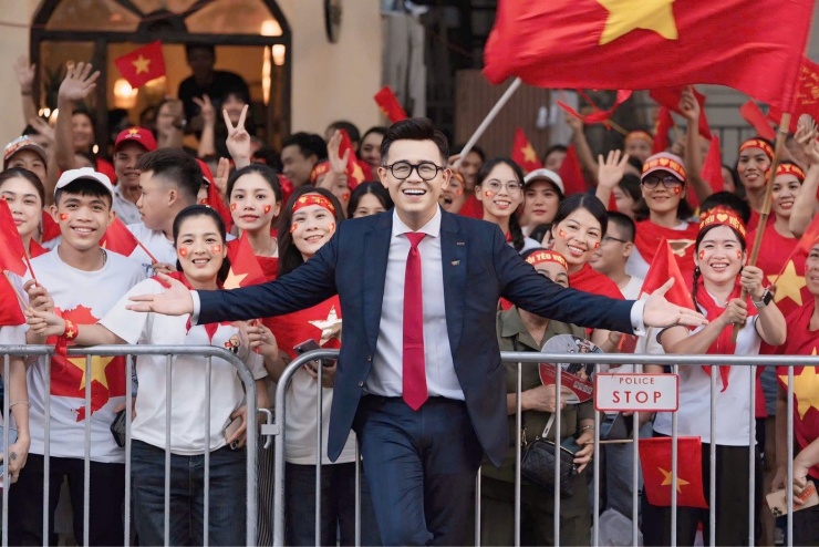 "Chẳng câu chữ nào đủ để miêu tả khung cảnh này, khoảnh khắc này, cảm xúc này", MC Đức Bảo chia sẻ.