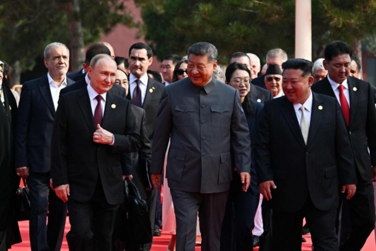 Chủ tịch Trung Quốc Tập Cận Bình cùng nhà lãnh đạo một số quốc gia tham dự lễ kỷ niệm tiến vào lễ đài.&nbsp;