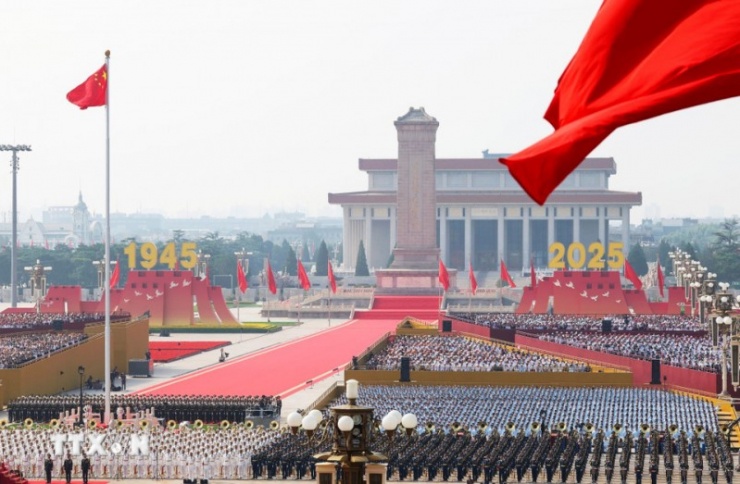 Quang cảnh lễ duyệt binh. Khu vực diễn ra duyệt binh được sắp xếp &nbsp;tác phẩm nghệ thuật sắp đặt với hoa, chim bồ câu và biểu tượng Vạn Lý Trường Thành với dòng chữ 1945-2025.