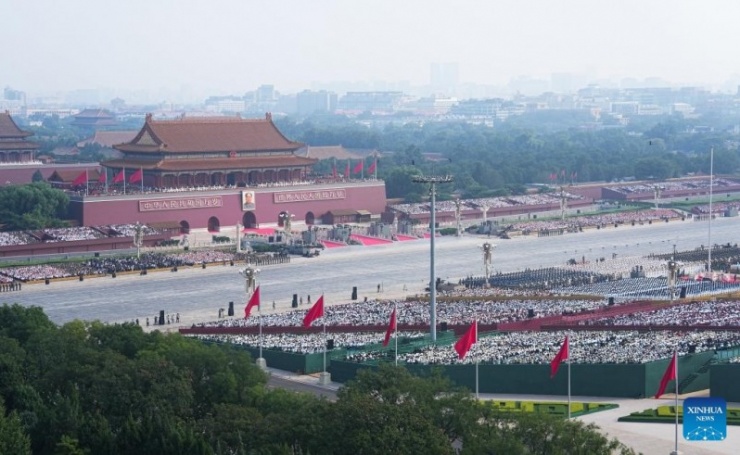 Hơn 10.000 quân nhân, cùng với hơn 100 máy bay và hàng trăm vũ khí mặt đất, được sắp xếp thành các đội hình theo hệ thống chỉ huy thời chiến tham gia duyệt binh. Hệ thống khí tài mới của Quân đội Giải phóng Nhân dân (PLA) Trung Quốc cũng lần đầu tiên được giới thiệu trong lễ duyệt binh năm nay.