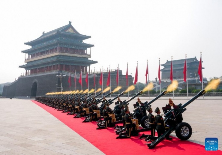 Các vị trí bắn đại bác được bố trí tập trung xung quanh cổng vòm của Chính Dương Môn, nằm dọc theo trục trung tâm của Bắc Kinh, tạo thành hình chữ V. Tổng cộng 56 khẩu đại bác được sử dụng, bắn 80 phát đạn nhân kỷ niệm 80 năm ngày chiến thắng.