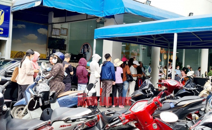 Trưa 3-9, vẫn có rất nhiều người chờ xếp hàng mua vàng tại công ty SJC, khi giá vàng lên đỉnh lịch sử