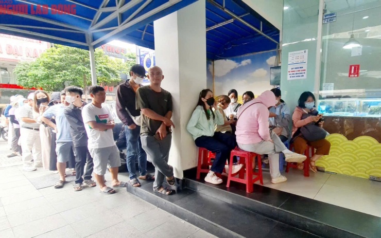 Mỗi người được mua nửa chỉ vàng nhẫn trơn. Trong ảnh, khách xếp hàng chờ mua vàng chuyển khoản tại công ty SJC