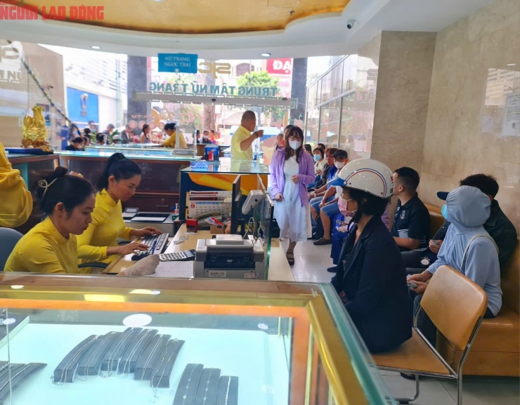 Nhiều người cho biết mỗi ngày đi 1 lần để xếp hàng mua vàng nhẫn hoặc vàng miếng SJC, trong bối cảnh nguồn cung khan hiếm và giá vàng lập đỉnh mới