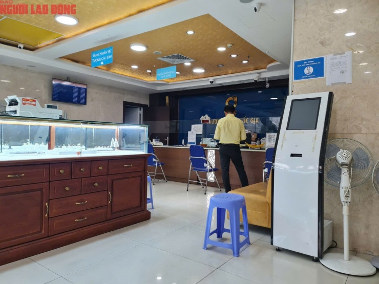 Ngược lại, ở khu vực bán vàng miếng SJC lại vắng bóng khách. Trong sáng 3-9, công ty SJC thông báo tạm ngưng giao dịch vàng miếng vì không có hàng