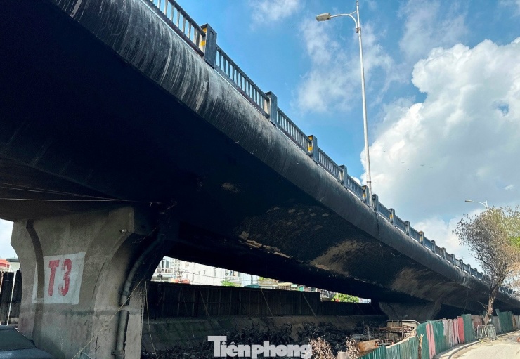 Toàn cảnh gầm cầu Vĩnh Tuy hướng nội thành (nhánh xuống đường Nguyễn Khoái) trải dài trên 3 trụ (nhịp) cầu bị cháy đen kịt vừa qua.