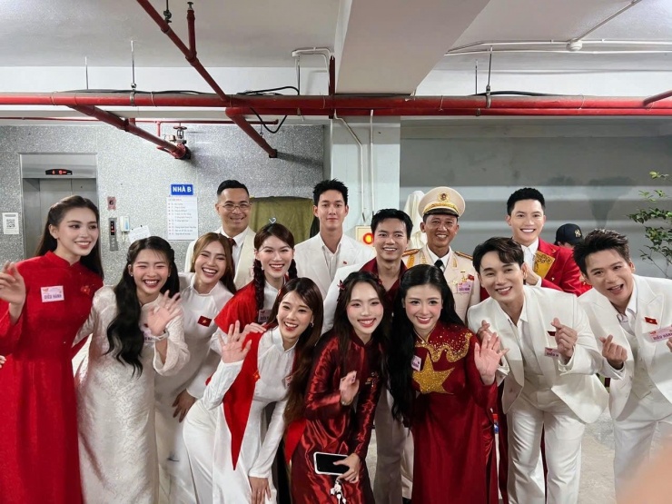 Các nghệ sĩ đã có mặt từ sớm để chuẩn bị cho Đại lễ. Ảnh: Ngọc Thanh Tâm.