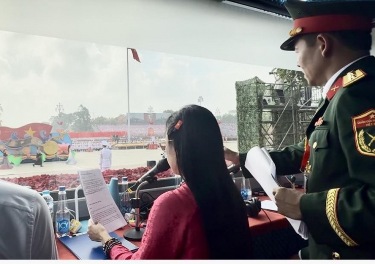 VTV tung video hậu trường của MC Hoài Anh và tổ thuyết minh 13 người sáng 2/9 - 4