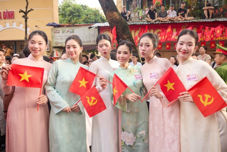 Trúc Linh nói khi nhìn thấy các bác cựu chiến binh, cô thấy xúc động và trào dâng sự biết ơn, trân quý công lao của các thế hệ đi trước và càng thấm thía hơn giá trị của hòa bình.