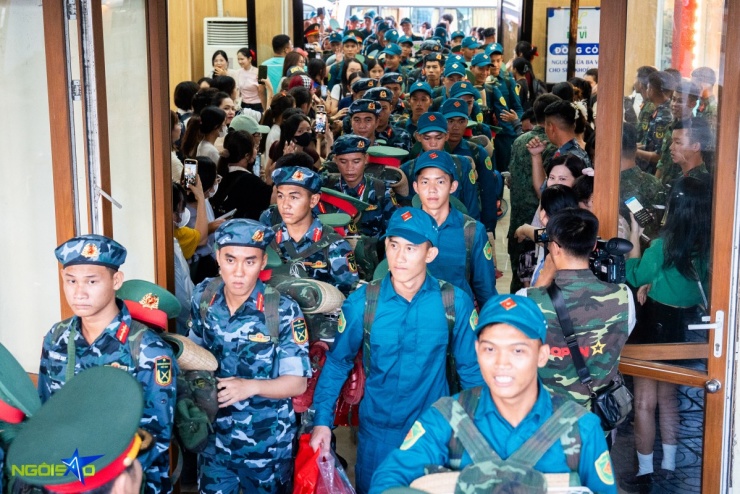 Trưa 3/9, đông đảo người dân có mặt tại ga Hà Nội tiễn các cán bộ, chiến sĩ sau khi hoàn thành xuất sắc nhiệm vụ diễu binh, diễu hành Lễ kỷ niệm 80 năm Cách mạng Tháng Tám và Quốc khánh để trở về đơn vị tiếp tục công tác.