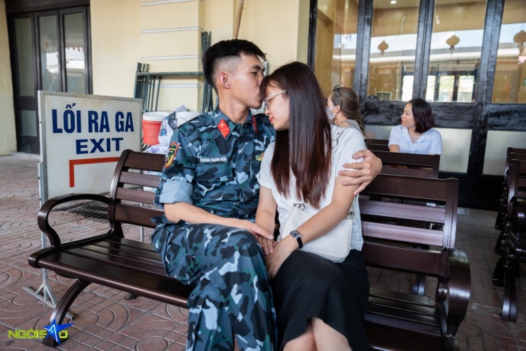Hoàng Mạnh Đức, chiến sĩ Bộ Chỉ huy Quân sự tỉnh Gia Lai (Quân khu 5), cho biết sau khi hoàn thành hai nhiệm vụ A50 và A80 anh cảm thấy hạnh phúc, tự hào, đặc biệt khi được người dân Hà Nội chào đón nồng nhiệt khiến tôi càng thêm xúc động.