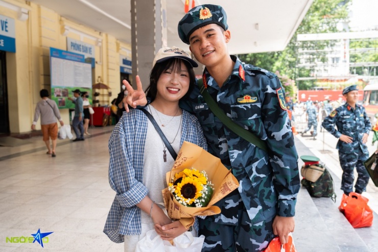 Khánh Linh (21 tuổi) có mặt từ sớm, mang theo đồ ăn, quà và hoa để tặng người yêu. Cả hai quen nhau từ đầu tháng 8, khi Linh tới Làng Văn hóa - Du lịch các dân tộc Việt Nam xem diễn tập. Tại đây, bạn trai đã chủ động xin chụp ảnh và làm quen, từ đó hai người bắt đầu trò chuyện và tìm hiểu.