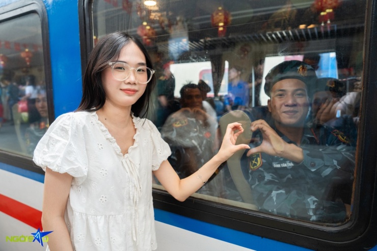 Hình ảnh các cán bộ, chiến sĩ bịn rịn, lưu luyến trong vòng tay nhân dân Hà Nội khiến nhiều người xúc động.