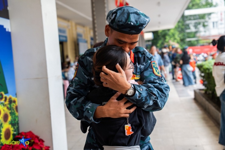Một bạn gái ôm chầm lấy người yêu ngay khi anh vừa bước xuống xe. Ngoài quà và sách, cô còn chuẩn bị thêm đồ ăn để anh dùng dọc đường trở về đơn vị.