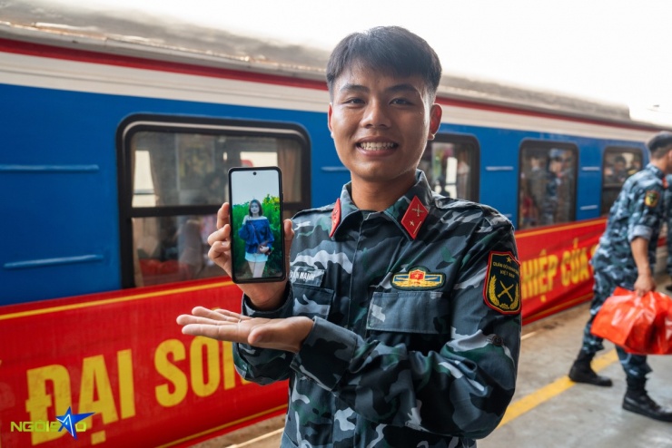 Lữ Văn Mạnh (23 tuổi), chiến sĩ Quân khu 5, tham gia Khối tác chiến không gian mạng trong đợt A80. Không có điều kiện ra Hà Nội, anh chỉ có thể chụp ảnh kỷ niệm cùng người yêu qua màn hình điện thoại. 'Tôi xa người yêu từ ngày 5/6, khi ra Hà Nội luyện tập cho A80. Chúng tôi đã gắn bó 1,5 năm. Ở đợt A50, gia đình và người yêu có thể vào TP HCM thăm, nhưng lần này do Hà Nội xa quá, bạn gái ở tận Đắk Lắk còn đang đi học nên không có điều kiện ra ngoài này. Nhiều lúc tôi thấy tủi thân vì không có người thăm hỏi, nhưng vẫn tự nhủ phải cố gắng vì Tổ quốc', Mạnh cho biết.