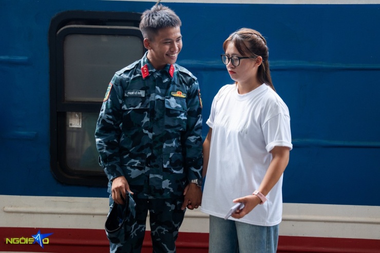 Không khí lễ tiễn diễn ra xúc động, đậm nghĩa tình quân dân.