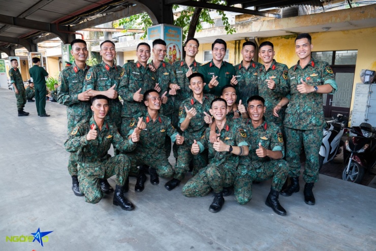 Các chiến sĩ thuộc khối Tác chiến Điện tử chụp ảnh kỷ niệm tại nhà ga.
