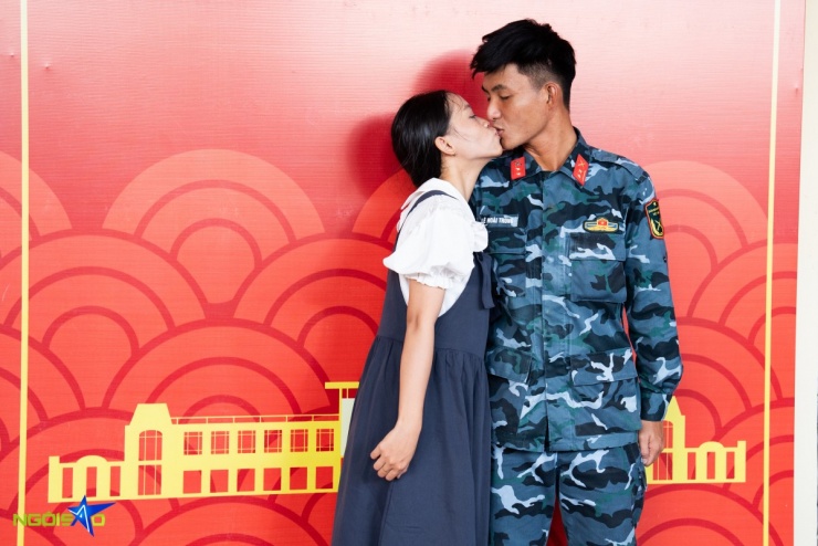 Đồng chí Nguyễn Hoài Trung ôm hôn người yêu trước giờ lên tàu.