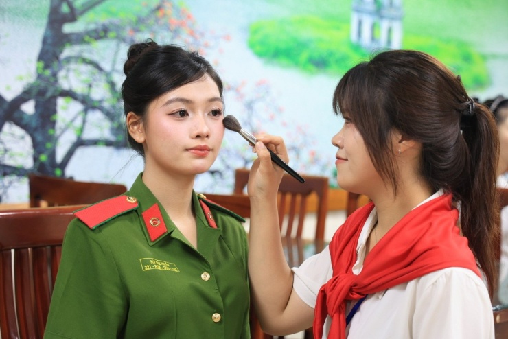 Ê kíp 100 người make up miễn phí cho hơn 1.000 chiến sĩ trong đại lễ A80 - 1