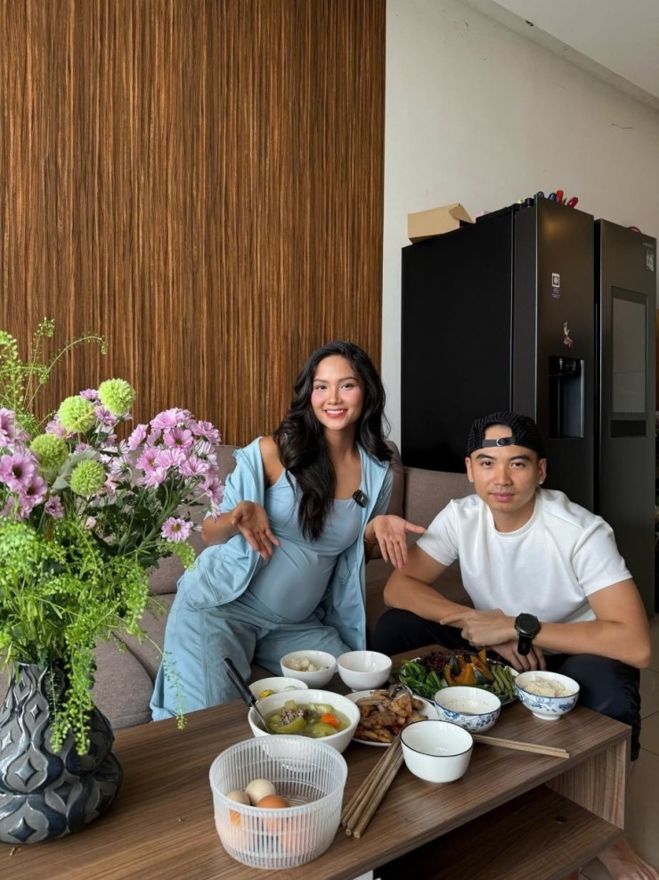 Chồng cô - anh Tuấn Khôi - đồng hành vợ trong mọi hoạt động, chăm sóc cô từng bữa, đảm bảo dinh dưỡng cho mẹ và bé.
