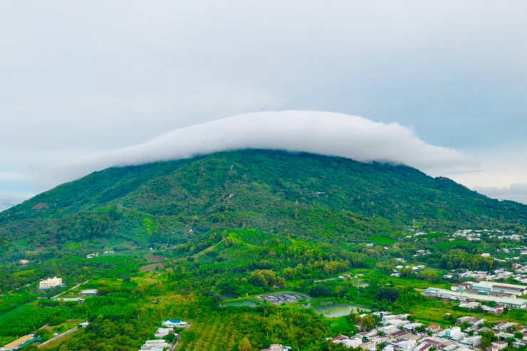 Hiện tượng mây "thấu kính" trên đỉnh núi Chứa Chan. Ảnh: X.L