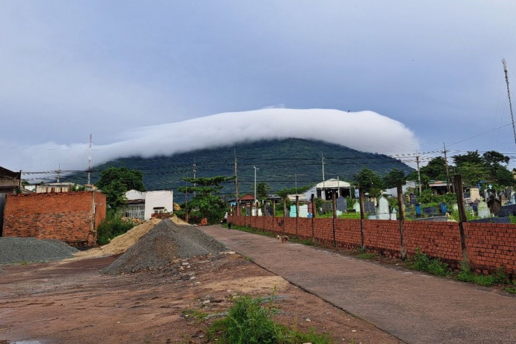 Mây hình đĩa bay xuất hiện trên "nóc nhà" Đồng Nai. Ảnh: X.L