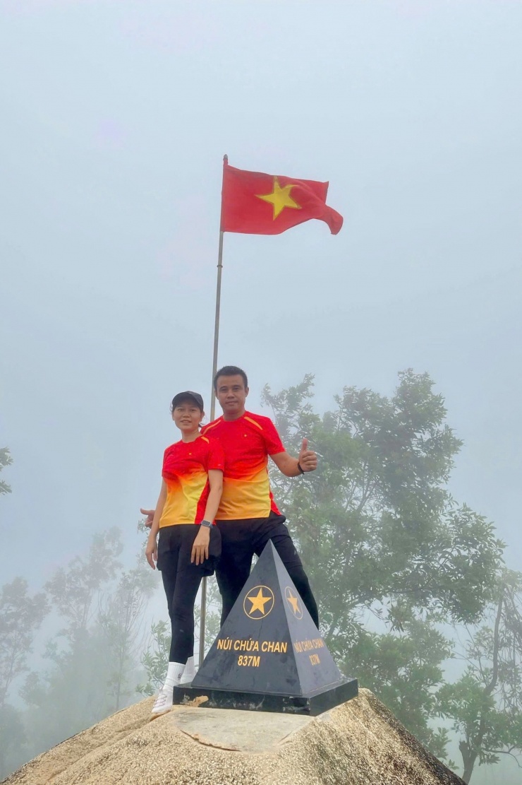 Nhiều người thích chinh phục điểm cao nhất 837m trên núi Chứa Chan. Ảnh: Viết Huy