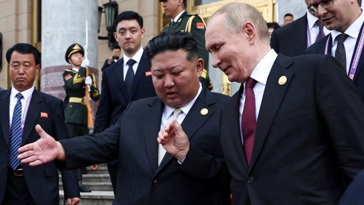 Tổng thống Nga, Chủ tịch Triều Tiên cùng đi siêu xe Aurus đến địa điểm họp song phương - 1