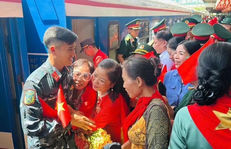 Những cái ôm đầy bịn rịn lúc chia tay.