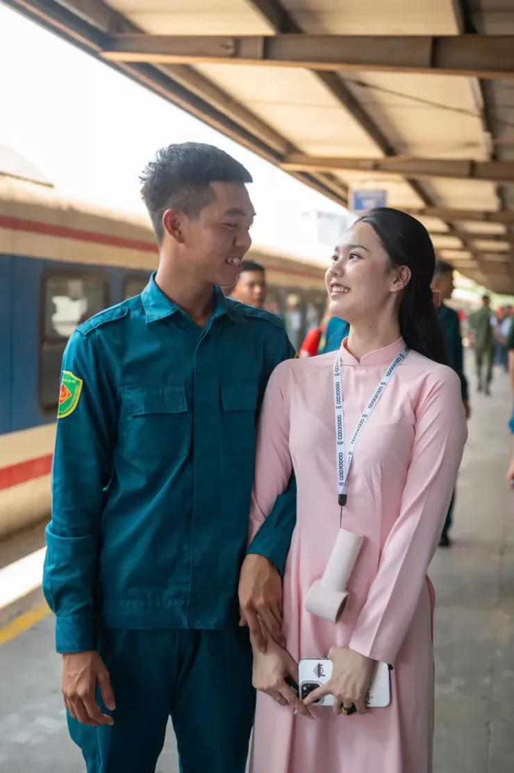 Chiến sĩ Xuân Học và bạn gái. Ảnh: HẢI ANH.