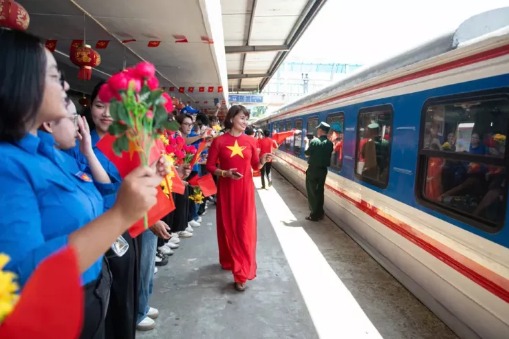 Người dân Hà Nội bịn rịn chia tay những chiến sĩ tham gia diễu binh, diễu hành - 6