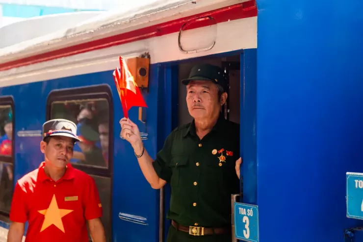 Cựu chiến binh Trần Quyết Thắng ra sân ga tiễn chân các chiến sĩ.