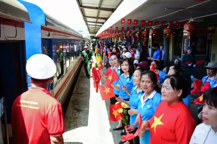 Phía trong cũng rất đông người dân có mặt để tiễn đoàn. Ảnh: HẢI ANH.
