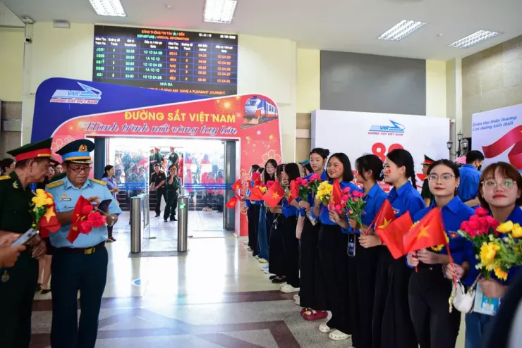 Không khí chào đón những chiến sĩ trước lối vào Ga Hà Nội. Ảnh: HẢI ANH.