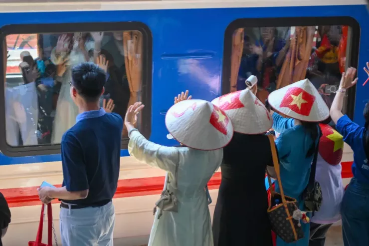 Rất nhiều bạn trẻ cũng có mặt để chào các chiến sĩ.