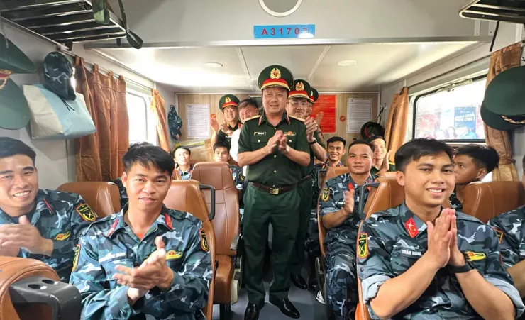 Đại diện chỉ huy lên tận khoang tàu để chào các chiến sĩ. Ảnh: THUÝ HẰNG.