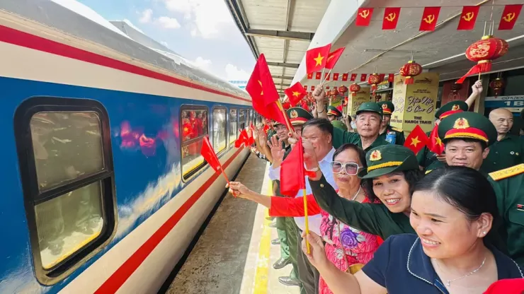 Từng cánh tay chào vẫy. Ảnh: THUÝ HẰNG.