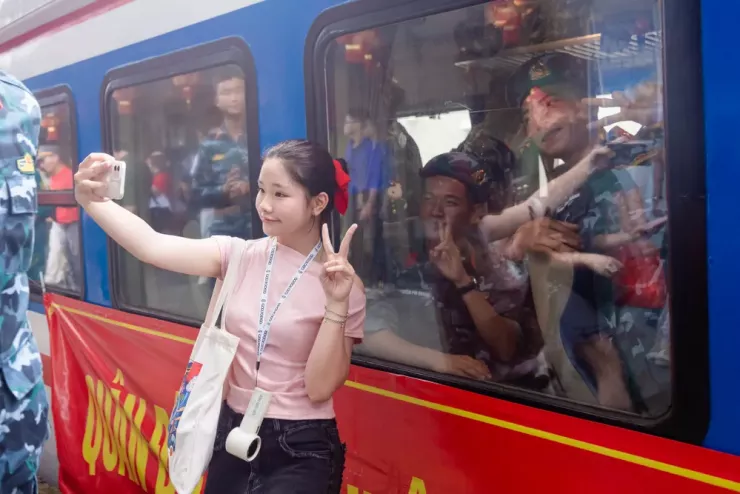 Lưu lại khoảnh khắc trước khi tàu rời sân ga. Ảnh: THUÝ HẰNG.