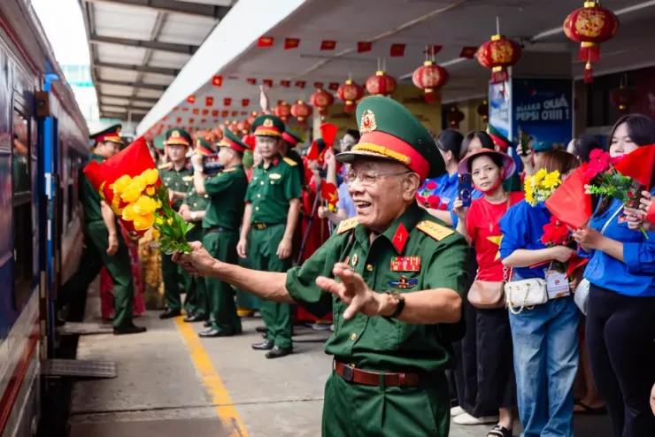 Một cựu chiến binh cao tuổi cũng đến để chào các cháu chiến sĩ trở về đơn vị. Ảnh: THUÝ HẰNG.