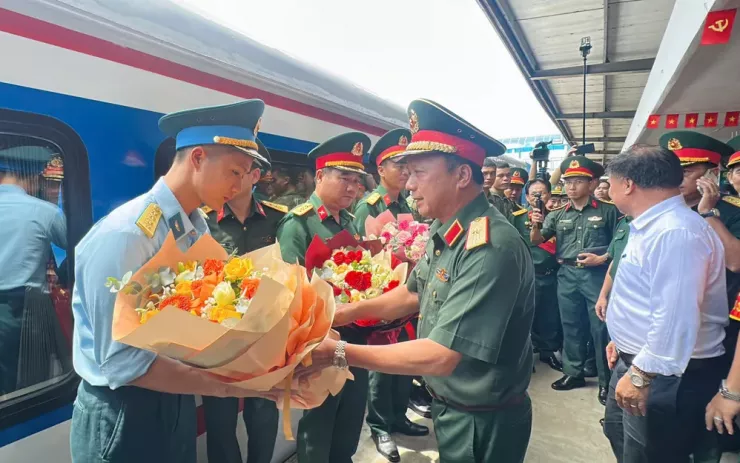 Đại diện Bộ Quốc phòng tặng hoa đại diện các khối. Ảnh: THUÝ HẰNG.