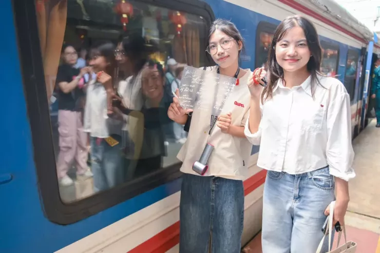 Bạn Nguyễn Thị Hiền Lương có mặt ở tại Ga tàu HN từ 10 giờ để tặng quà và xin chữ ký các chiến sĩ ở khối nam dân quân tự vệ. Ảnh: HẢI ANH.