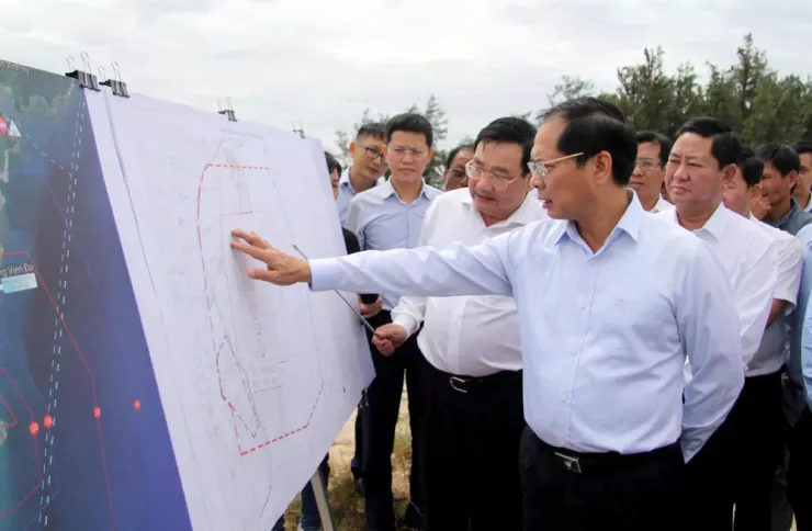 Phó Thủ tướng Bùi Thanh Sơn dẫn đầu đoàn công tác Trung ương đến khảo sát thực địa tại hai khu vực quy hoạch xây dựng Nhà máy Điện hạt nhân Ninh Thuận 1 và Ninh Thuận 2, hôm 24-7. Ảnh: Đ.C