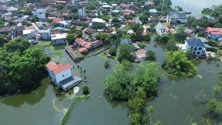 Hà Nội: Ngập sâu gần 1m, người dân nhiều xã ngoại thành phải dùng thuyền - 8